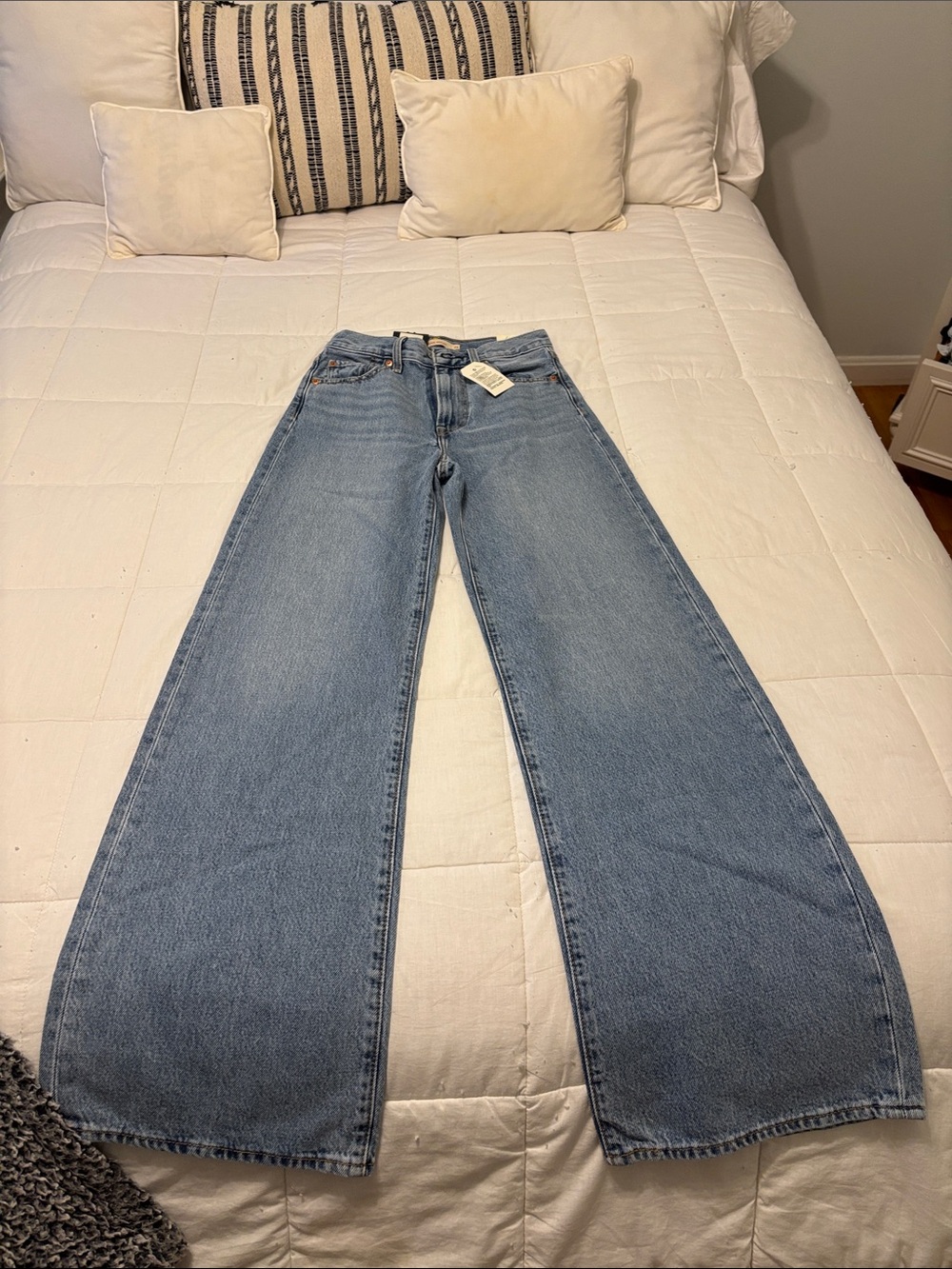 Levi’s Ribcage Wide Leg Super High Rise Jeans - Picture 2 of 4